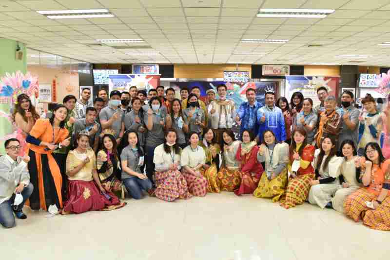 友達推動「安心、、、創新、、、、用心、、、同心、、、、盡心」五星職旅，，，，為菲籍員工打造全方位照護，，，首度贏得「人權實踐與發展領袖獎」殊榮