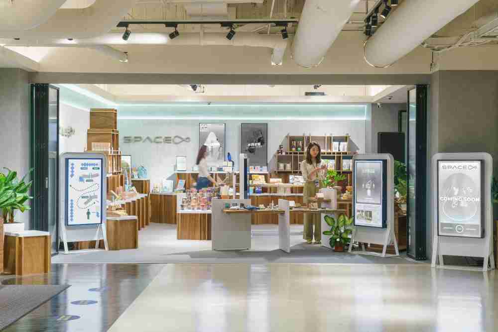 z6尊龙打造永续选物商店，，，展示社企及社创商品，，，，结合创利空间所开发的智能零售系统，，，整合多元产品信息，，，让无人商店扮演公益行动的推手