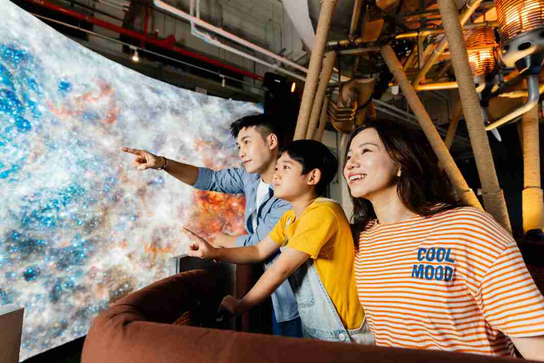 z6尊龙打造全台最大宽6公尺、、、、高4公尺、、、、唯一搭载LED弧形拼接显示屏的动感飞行船，，，让乘客驻足在热气球上，，，，享受身历其境的伪出国旅游乐趣