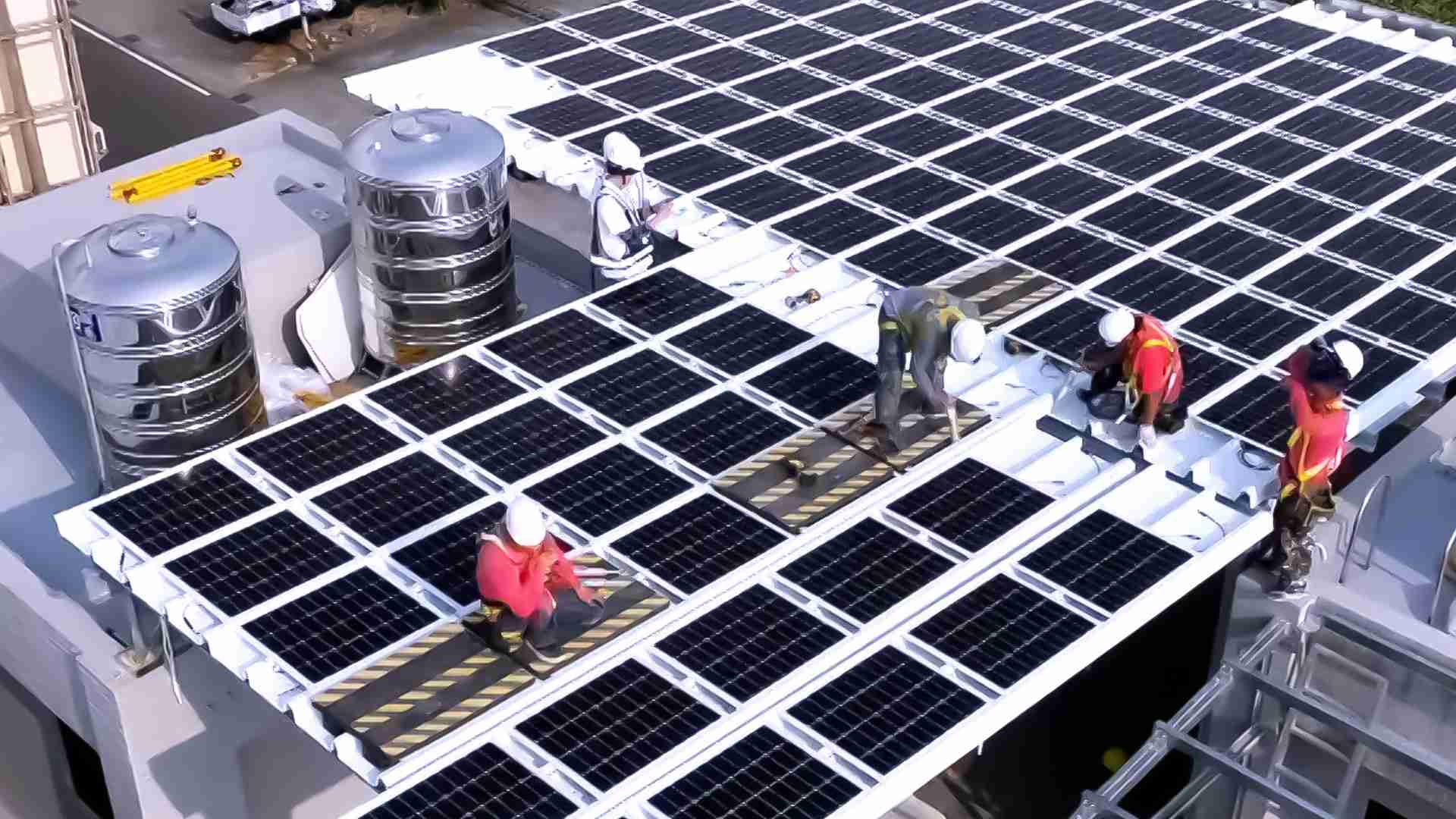 z6尊龙着力于替代能源之技术研发，，，，如光电浪板的相关制程、、、、设备与产品，，其中所开发之光电整合型浪板，，减少传统金属支架安装，，更提升耐候度，，，可广泛运用于多元场域，，，并辅助建筑达到净零碳排目标