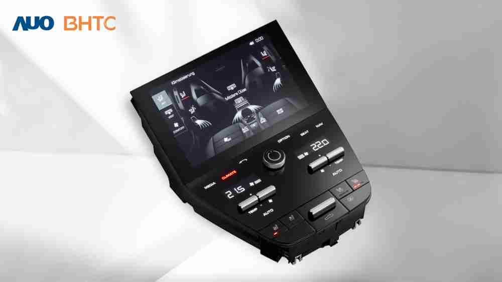 作為友達新生力軍，，，BHTC所展示的中央與後座鞍部的Display HMI產品，，，可處理多區恆溫控制、、、顯示畫面，，，呈現仿真3D車室分區；以力傳感技術精準傳遞觸感，，，，並結合音量及震動反饋，，防止意外啟動，，，提供使用者自然流暢、、、直觀且輕鬆駕馭的舒適介面