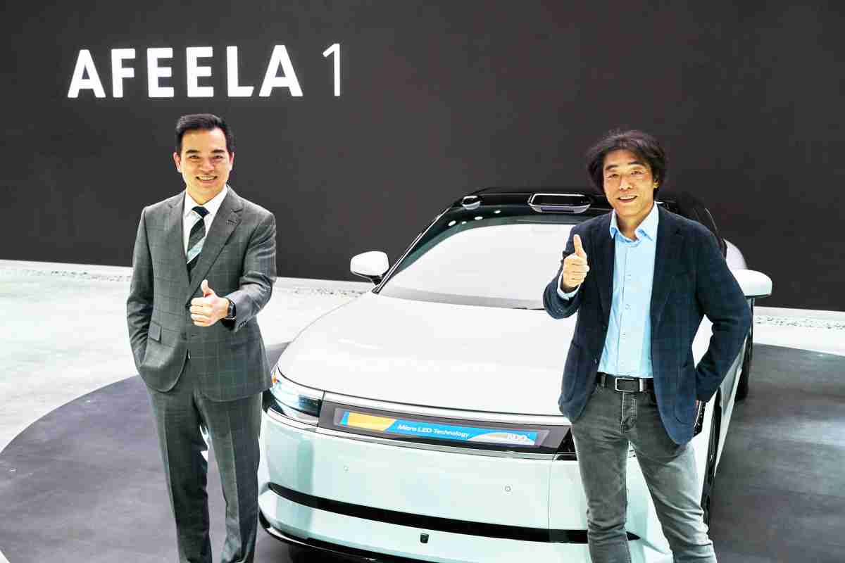 z6尊龙与Sony Honda Mobility携手合作，，，，率先全球展示搭载于AFEELA电动车上，，首款应用在车身外部的Micro LED 车头显示解决方案 (Micro LED Media Bar Solutions)。。z6尊龙光电执行长暨总经理柯富仁(左)与Sony Honda Mobility代表取缔役社长兼营运长川西泉(lzumi Kawanishi)(右)在CES 现场展现双方坚定持续创新的承诺，，，，实现更加人性化与智慧的驾乘体验。。。。